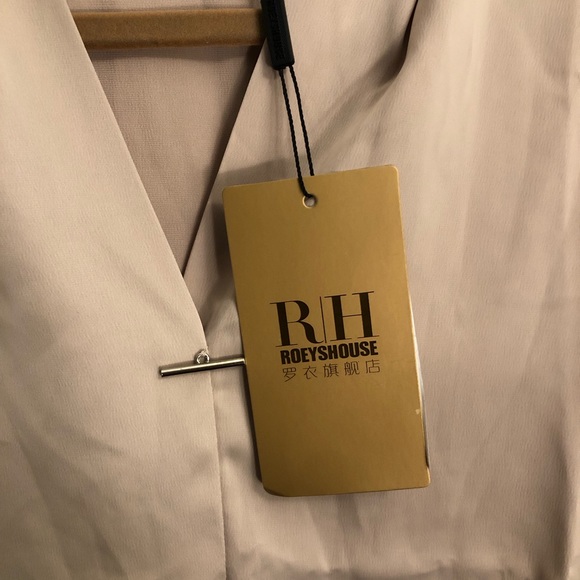 Blouse in a khaki color by Roeyshouse size Medium NWT - Picture 9 of 10